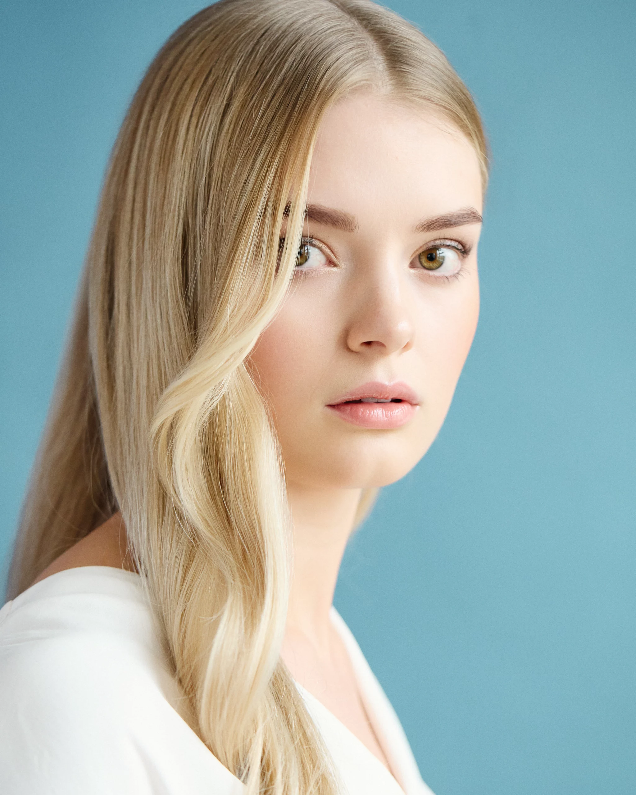 DEMAKO_Fabiola_MSC_12713-1v Beauty Portrait von New Face Model Fabiola in natürlichem Make-up, weichem Licht und klarem Hautdetail, fotografiert für den Model Spotlight Club.