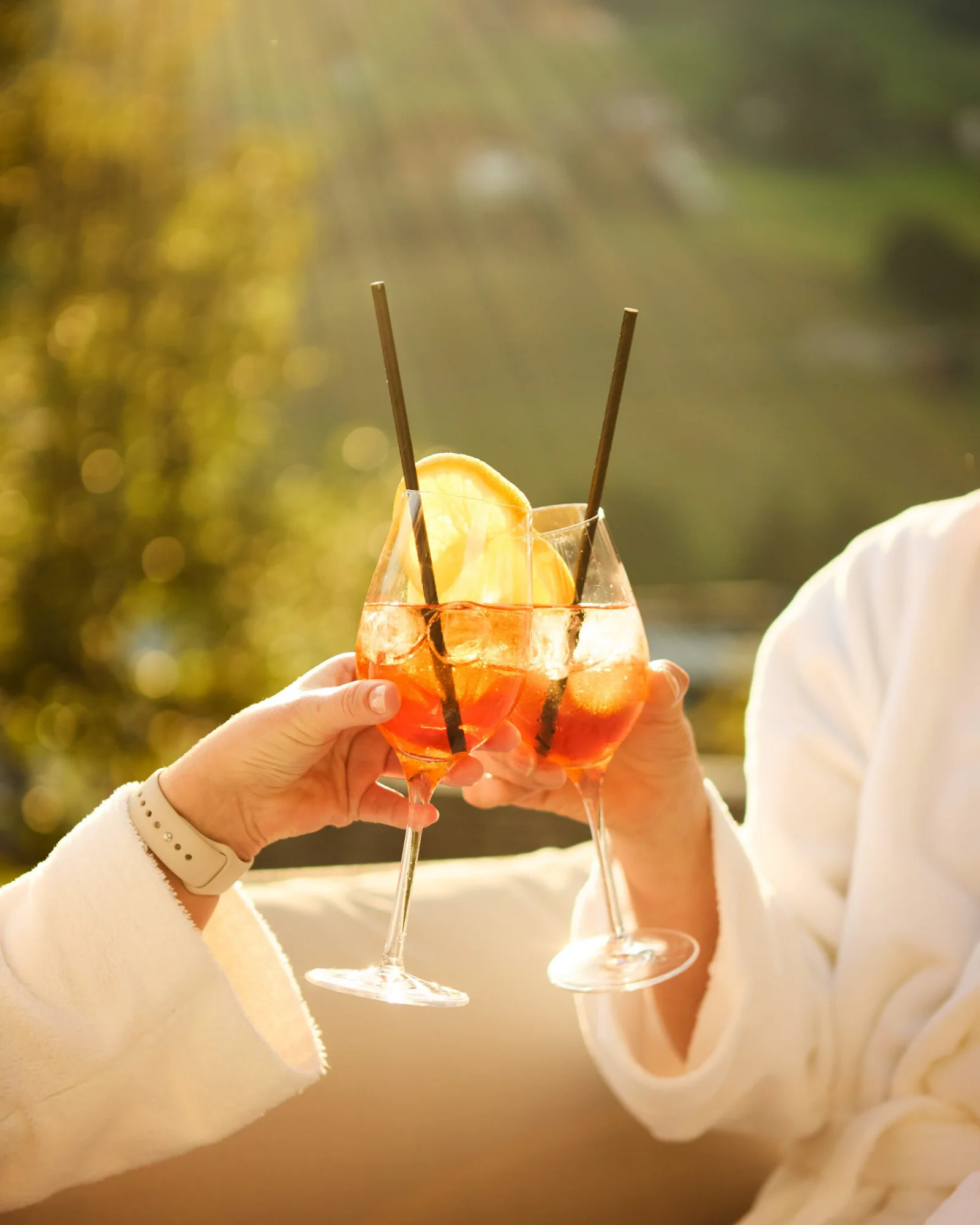 Anstossen auf den Moment. Aperol Spritz unter Freunden auf dem Wellnessdeck.